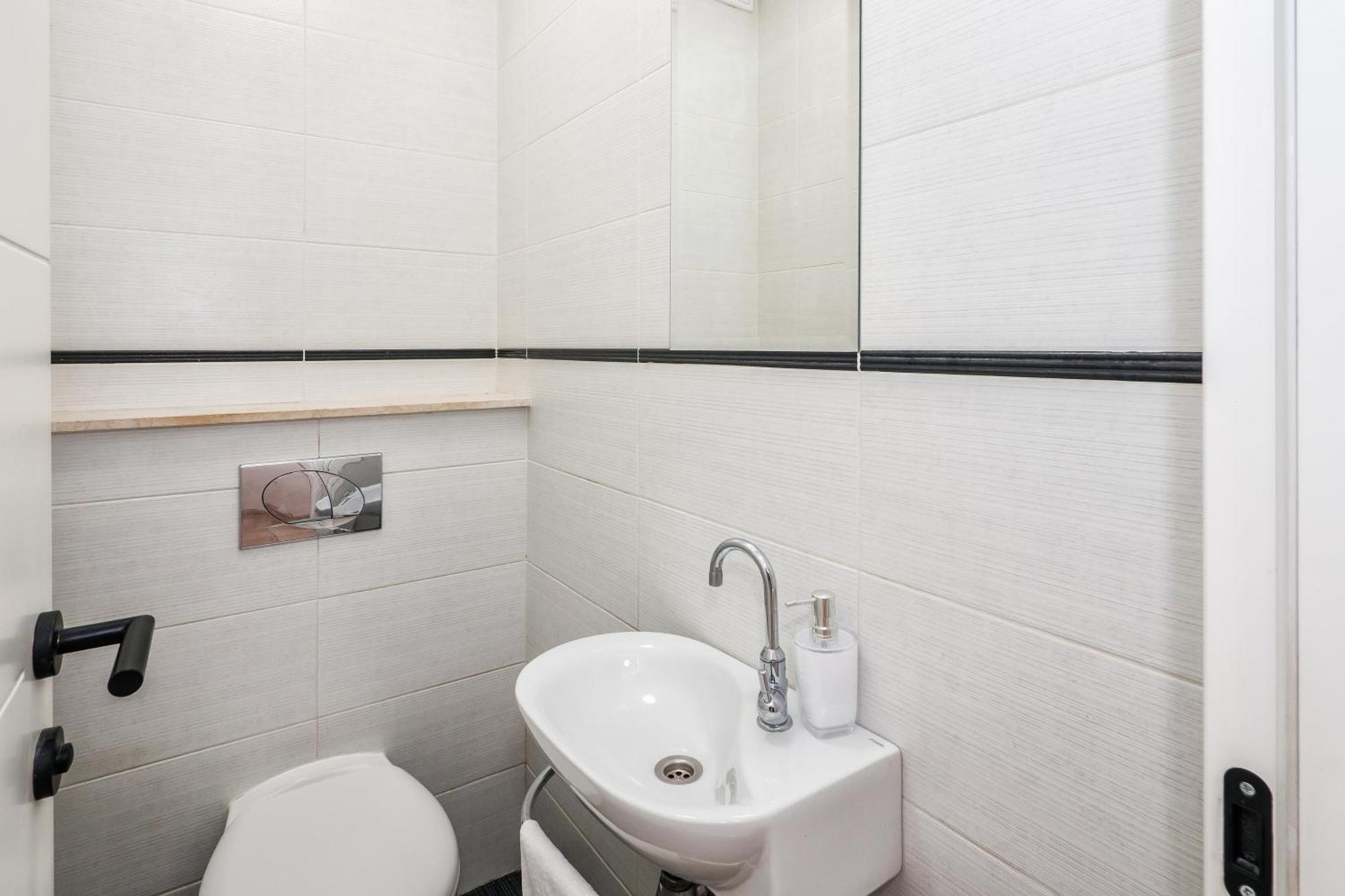 3-Bedroom Sea View Apartment - Balcony, Elevator - Spinut, Split Exterior photo